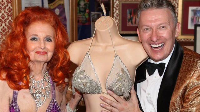 Нил Кендалл с актрисой бурлеска Темпест Сторм