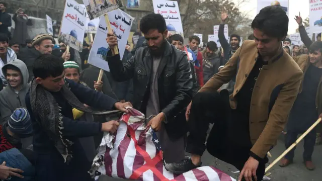 تظاهرات کنندگان در کابل افغانستان پرچم آمریکا را زیر پا گذاشتند