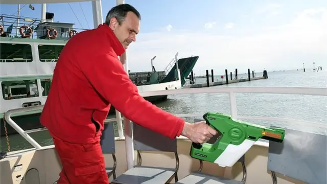 У Венеції почали дезінфікувати громадський транспорт - "вапоретто" - катерів, якими туристи та мешканці міста пересуваються каналами, а також між островами венеційської лагуни