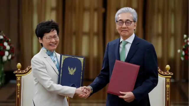 นางแลมจับมือกับรองนายกฯ สมคิดหลังลงนามในเอ็มโอยูที่ทำเนียบรัฐบาล