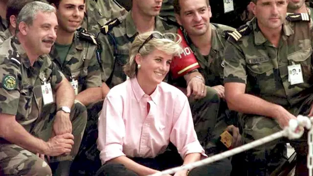 10 августа 1997 года. Диана в аэропорту Сараево среди французских военных SFOR (сил НАТО по поддержанию мира в Боснии и Герцеговине)
