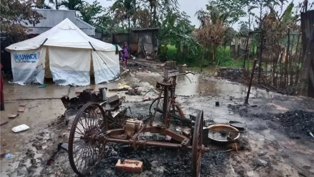उत्तरी बांग्लादेश के बीरगंज में हमलावरों ने घरों को जलाया.