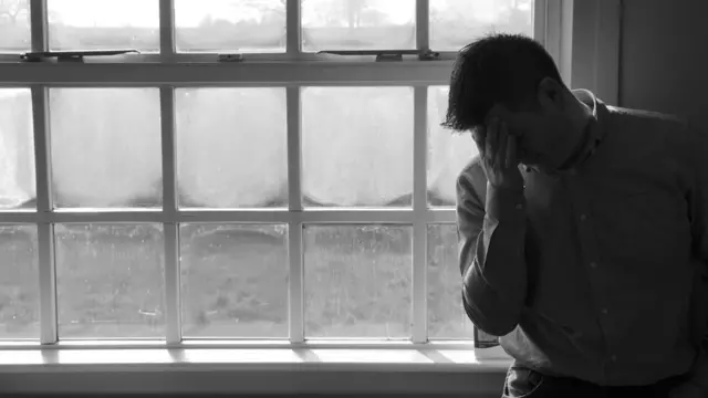 مرد افسرده و غمگین