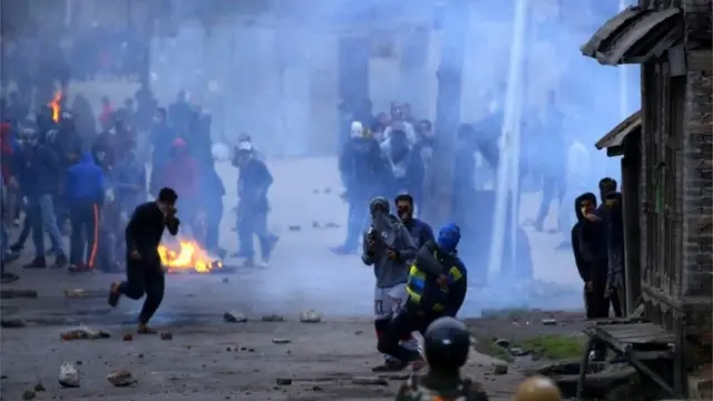 కశ్మీర్ వీధుల్లో రాళ్లు విసురుతున్న యువత