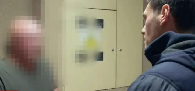 မာ့ခ်ဆင်မ် ယာကူဘက်စ် က ဖုန်းနဲ့ အီးမေးလ်တွေကို အကြောင်းမပြန်ပေမယ့် ဂျိုး တိုင်ဒီနဲ့ အဖွဲ့က တချိန်က သူနေခဲ့တဲ့ အိမ်ကို သွား တံခါးခေါက်ပြီး ဖခင်ဖြစ်သူနဲ့ တွေ့ဆုံခဲ့ကြ