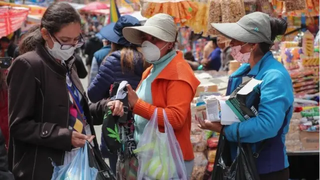 Pessoas com máscaras na Bolívia