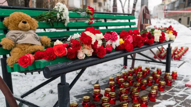 Цветы и свечи на месте пожара в кемеровском ТЦ