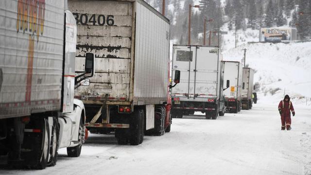 Camiones varados en la nieve en Denver, Estados Unidos.
