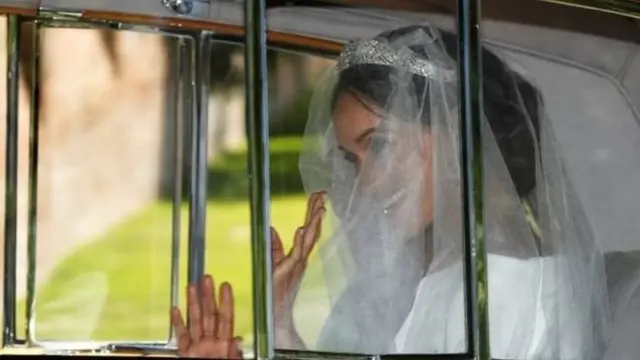 मार्कल अपनी मां डोरिया के साथ विंडसर के लिए रवाना