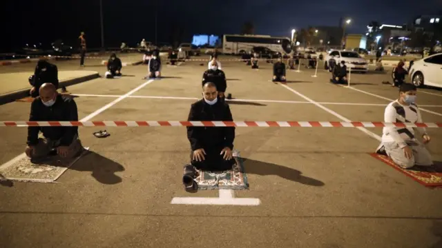 Wasu Falastinawa da Larabawan Isra'ila sun bar tazarar mita 2 tsakaninsu saboda cutar korona, yayi da suke salla kusa da wajen wani ajiye mota da ke birnin Tel Aviv na Isra'ila bayan shan ruwa, a rana ta biyu ta Azimin watan Ramadana mai tsarki ranar 25 ga watan Afrilun 2020