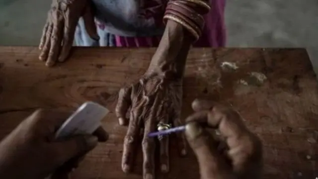 મતદાન દરમિયાનની તસવીર