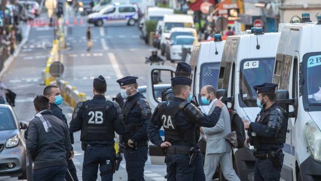फ़्रांस में चरमपंथियों के ख़िलाफ़ कार्रवाई तेज़