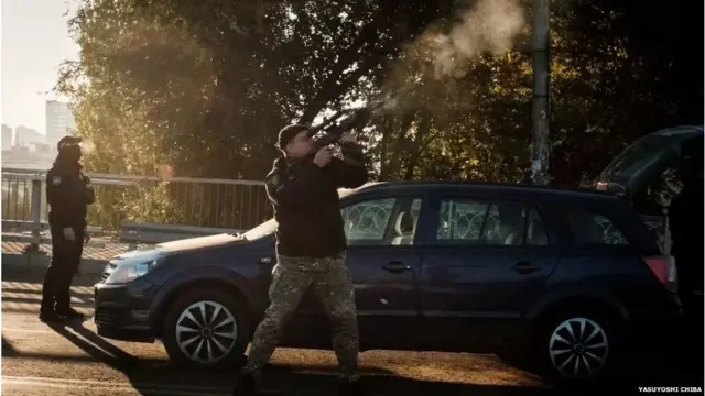 युक्रेनचा जवान ड्रोनवर गोळीबार करताना.