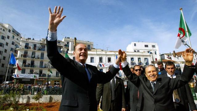 Eski Fransa Cumhurbaşkanı Jacques Chirac 2003'te Cezayir'i ziyaret etmiş, Buteflika ile bu fotoğrafı çektirmişti.