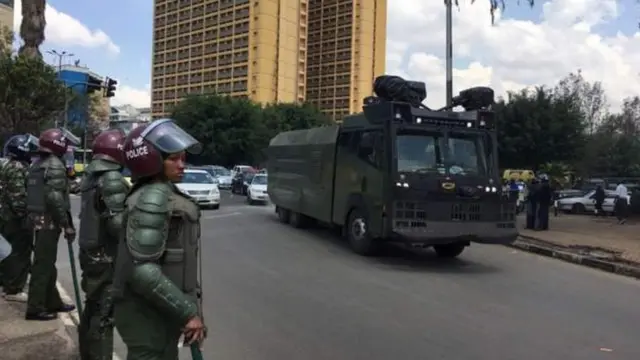 Ciidamo ayaa la dhigay meelaha inta badan ay dadka isugu soo baxaan