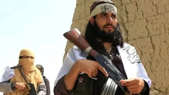 ஆயுதமேந்திய போராளிகள்