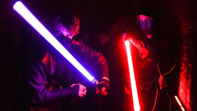 Люди зі світловими мечами