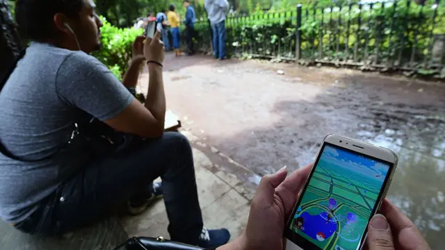 Mexicanos jugando en parque.