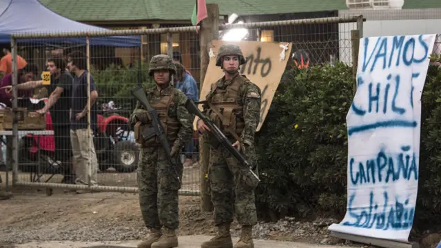 Militares y aviso en Chile