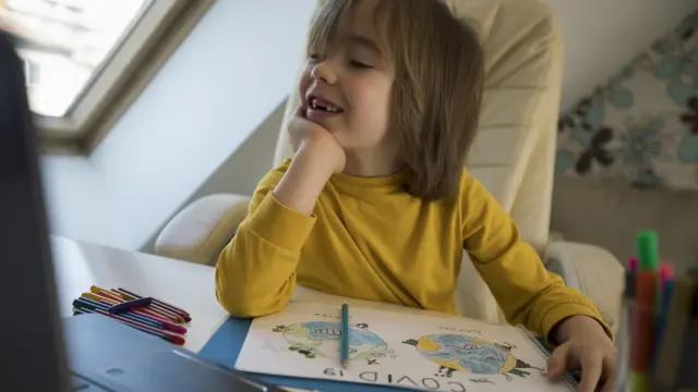 una niña habla por video llamada
