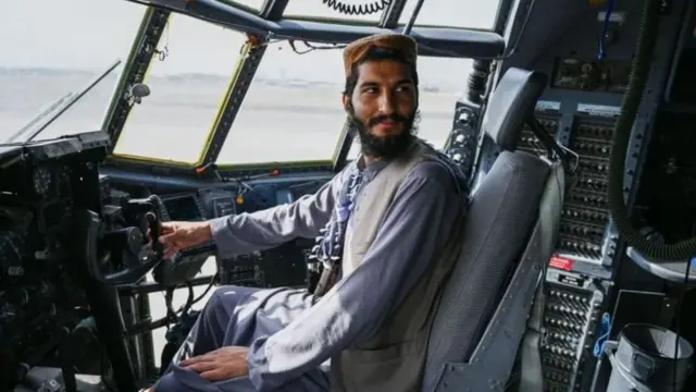 Wani dan Taliban a cikin irin kayan yaki da Amurka ta bari a Kabul