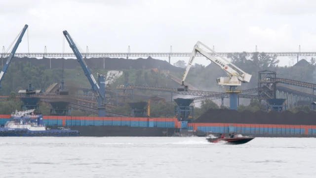 Kegiatan industri di Teluk Balikpapan.