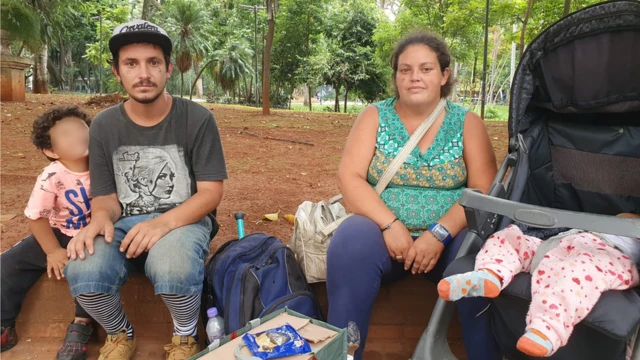 Marlene Amaral, José Eduardo e seus dois filhos, um deles no carrinhorobô pixbet grátisbebê