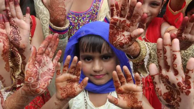 પોતાની મહેંદી દેખાડતી બાળકીઓ