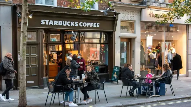 تعج اليوم جميع مراكز المدن البريطانية بسلاسل المقاهي العالمية