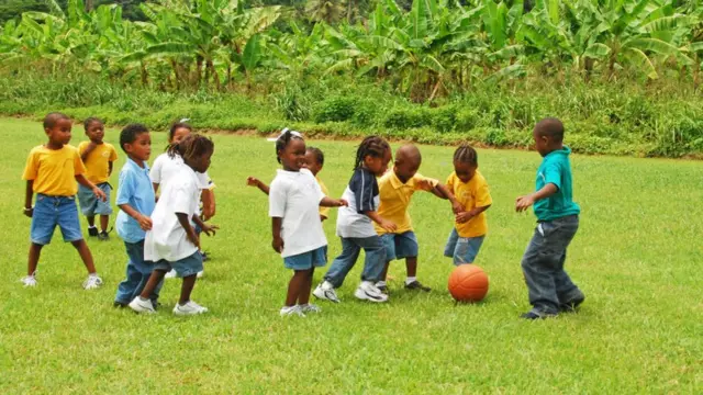Garçons et filles jouant au football