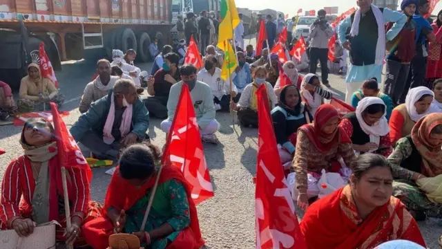 ஷாஜஹான்பூரில் குவியத் தொடங்கிய விவசாயிகள்.