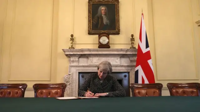 د برتانیا لومړۍ وزیرې دغه رسمي غوښتنلیک د چارشنبې په شپه لاسلیک کړ.