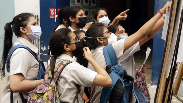 कोलकाता में 12वीं की परीक्षा के लिए पहुँची छात्राएँ