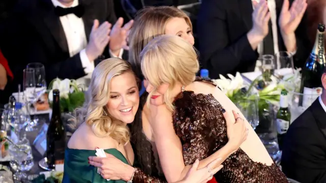 Nicole Kidman abraza a sus compañeras en"Big Little Lies" Reese Witherspoon y Laura Dern