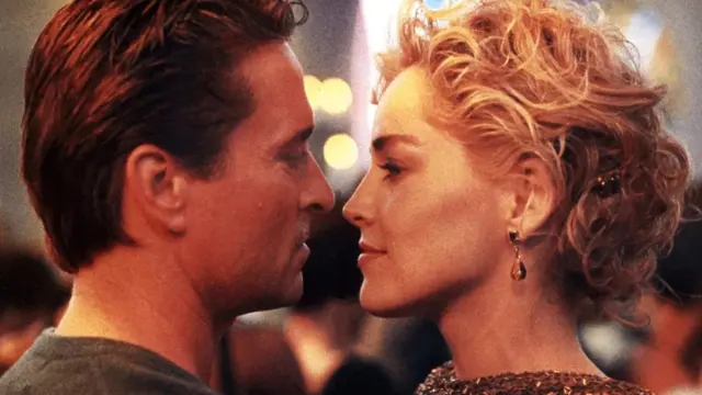 L'intrigue absurde de Basic Instinct comprend des histoires exagérées pour la femme fatale de Sharon Stone et le flic de Michael Douglas.