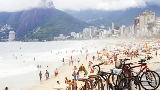 Bicicletas e pessoas na praiajogo adiado galera betIpanema, no Rio