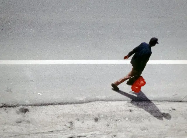 رجل يمشي على جانب الطريق