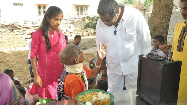 వ‌ృద్ధురాలితో ఇన్నారెడ్డి