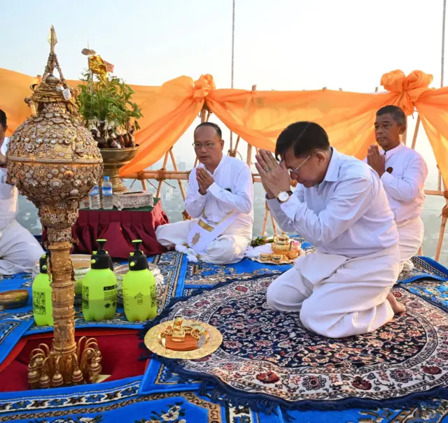 စစ်ခေါင်းဆောင် ဗိုလ်ချုပ်မှူးကြီး မင်းအောင်လှိုင်နဲ့ သူ့အဖွဲ့ဝင်တွေ