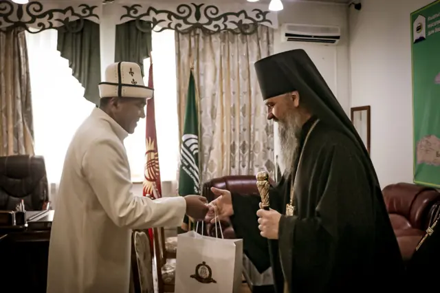 Мөлдір купальниктегі қыздардың суреттері