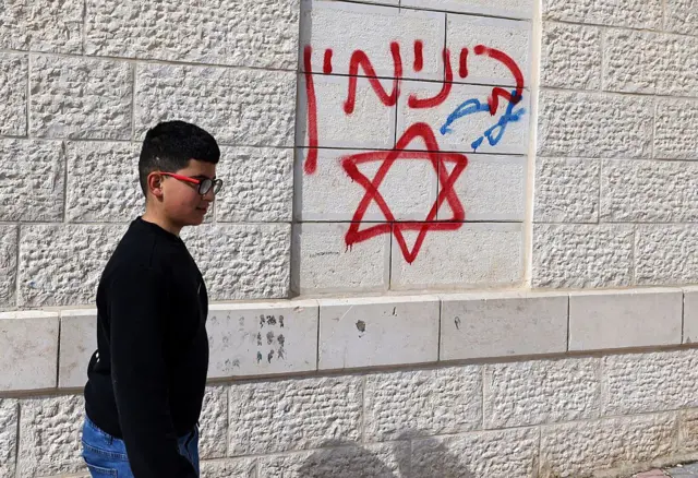 Un grafiti en una pared en Jalud que dice "venganza" y una estrella de David