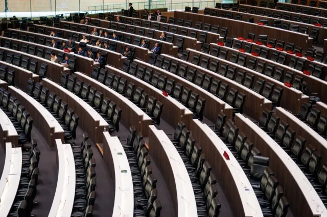 ช่วงที่ สส. ฝ่ายค้านอภิปรายนโยบายปราบปรามทุนเทาและสแกมเมอร์ สมาชิกรัฐสภาแทบยังไม่เข้าห้องประชุมในเวลาราว 08.00 น. เศษ ทำให้ไม่มีการประท้วงจาก สส. รัฐบาลในช่วงต้น