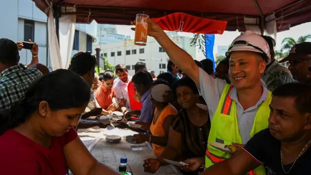 ගෝඨාභය රාජපක්ෂගේ ජයග්‍රහණය වෙනුවෙන් ප්‍රීති වූ ශ්‍රී ලාංකිකයින් අතර සිටි චීන ජාතික සේවකයෙක්