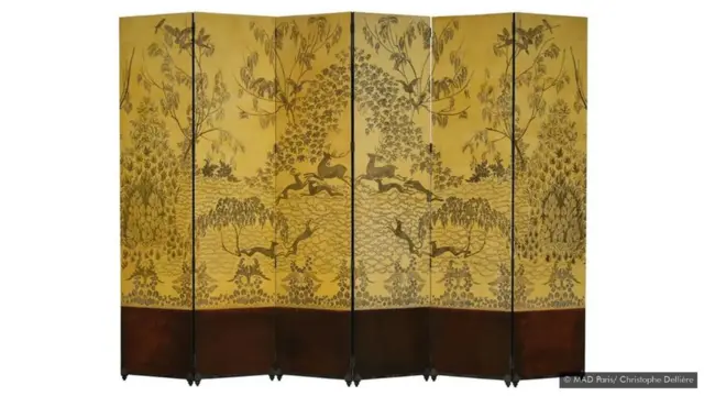 1925年，法国家具和室内设计师阿曼德-艾伯特·拉多（Armand-Albert Rateau）创作了一部中国风格的精美屏风《森林中的奔逐》