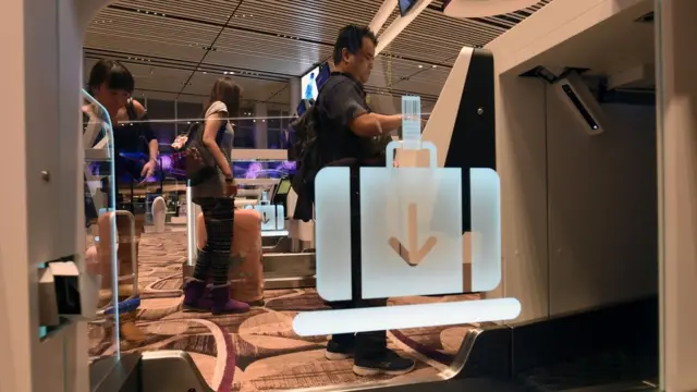 Nhiều người Việt sang du lịch và làm việc ở Singapore