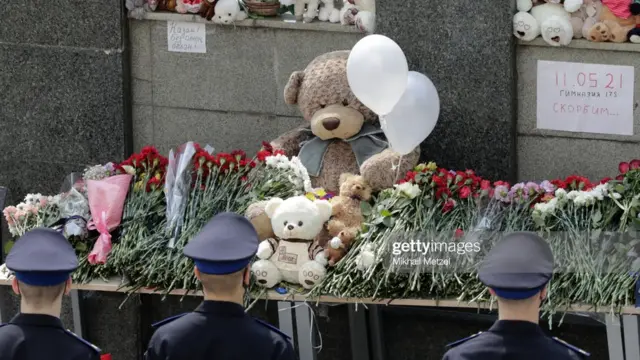 мемориал жертвам убийства в школе Казани