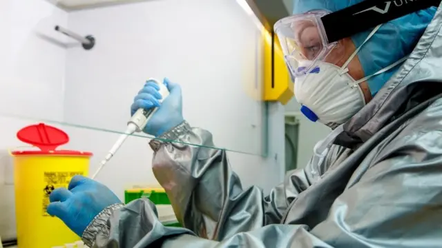 У лабораторії