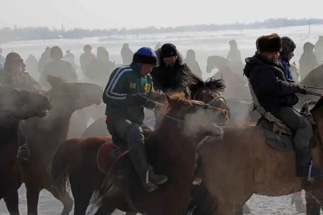 Белгилүү көк бөрү чебери Манас Ныязов.