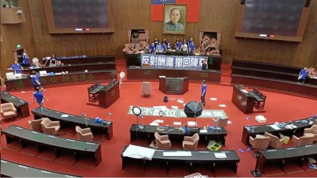 在野黨中國國民黨的立法委員6月28日佔領台灣立法院議場。