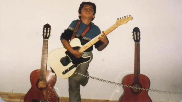 محمدعلی خواجه‌نوری که گیتارزدن را از ۵ سالگی آغاز کرده است